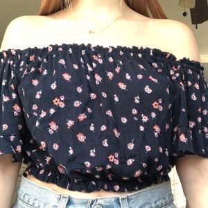 Off the shoulder shirt 👕💙